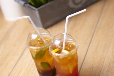 Ahşap masa taze lezzetli yaz içecekler