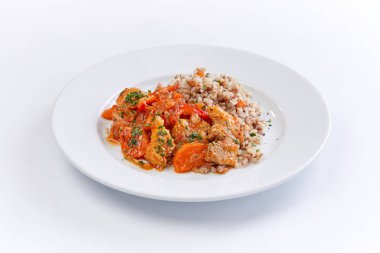 tavuk beyaz tabakta buğday ile yakın çekim 