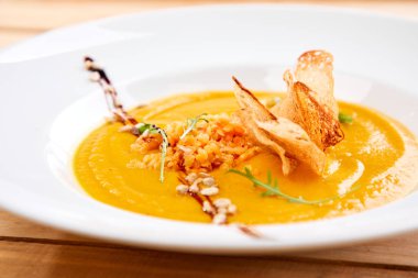 Kabak kremalı çorba, kruton ve pirinç beyaz tabakta yakın çekim 