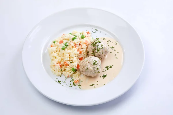 肉丸与米和蔬菜在白色的盘子 — 图库照片