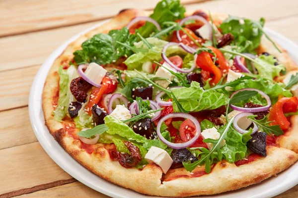 Vegetarische Pizza Met Verse Tomaten Olijven Met Tofu Rode Witte — Stockfoto