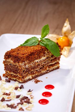 lezzetli tatlım pasta beyaz tabakta yakın çekim 