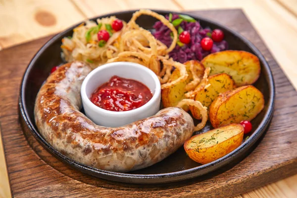 Wurst Mit Bratkartoffeln Und Salat Der Pfanne Auf Holzgrund — Stockfoto