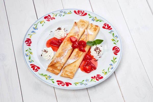 Crepes Con Salsa Fresa Crema Batida Plato Blanco Primer Plano — Foto de Stock