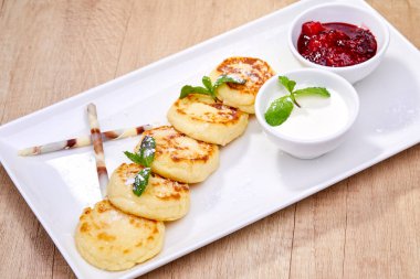 süzme peynir krep beyaz tabakta yakın çekim 