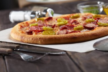 sıcak sosis ve tablo, yeşil biber dilimleri lezzetli pizza yakın çekim 