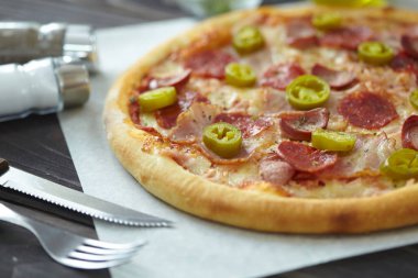 sıcak sosis ve tablo, yeşil biber dilimleri lezzetli pizza yakın çekim 