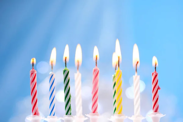 Velas Cumpleaños Coloridas Sobre Fondo Azul — Foto de Stock