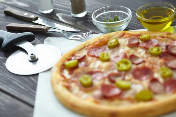 Pizza Sabrosa Caliente Con Salchichas Rodajas Pimiento Verde Mesa Primer — Foto de Stock
