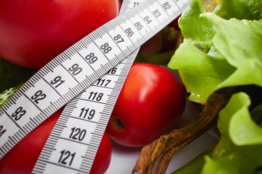 ölçü bandı ile taze sağlıklı sebze