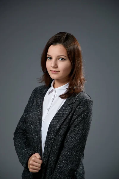 Retrato Una Hermosa Joven Con Camisa Blanca Chaqueta Negra Posando — Foto de Stock