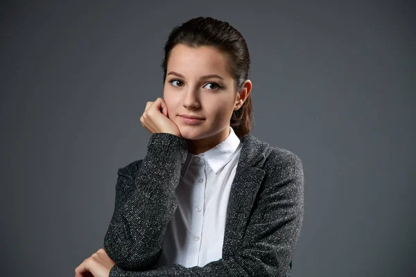 Porträtt Vacker Ung Kvinna Klädd Vit Skjorta Och Svart Kavaj — Stockfoto