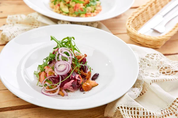 Vegetarische Salade Met Rode Biet Honing Agaric Met Rode Witte — Stockfoto