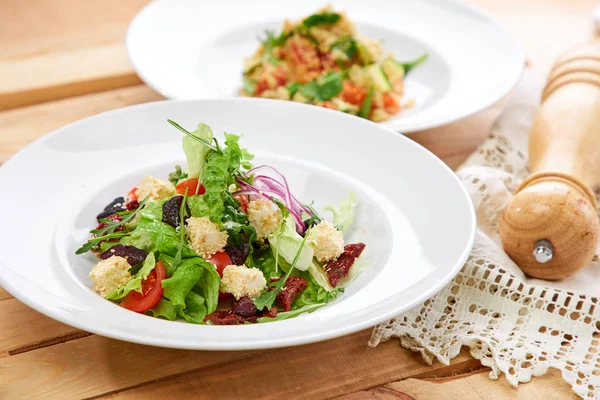 Ensalada Vegetariana Con Verduras Frescas Plato Blanco Primer Plano —  Fotos de Stock