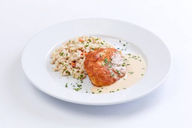 Beyaz plaka üzerinde arpa ile pirzola, yakın çekim 