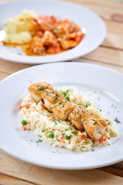 tavuk kebabı pilav ve sebze beyaz plakaları, yakın çekim 