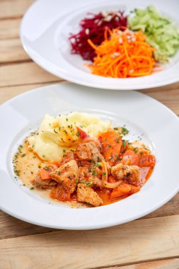 Tavuk patates püresi ve beyaz plakaları, salata ile yakın çekim 