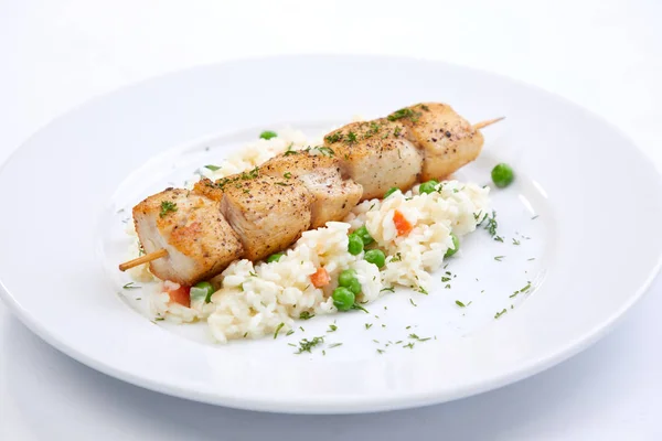 鸡肉烤肉串与米和蔬菜在白色盘子 — 图库照片