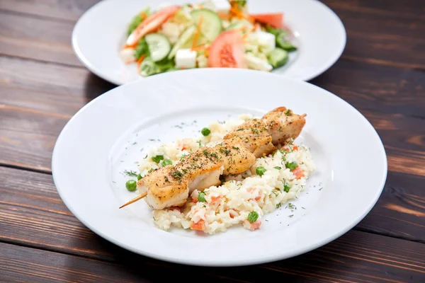 Hühnerspieß Mit Reis Und Gemüse Auf Weißen Tellern Nahaufnahme — Stockfoto