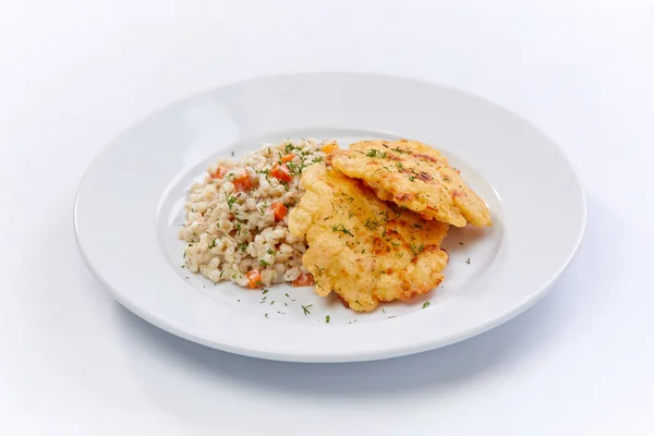 Petto Pollo Fritto Con Orzo Piatto Bianco Primo Piano — Foto Stock