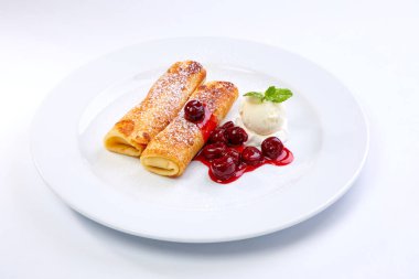 tatlı kek kiraz beyaz tabakta ile yakın çekim 