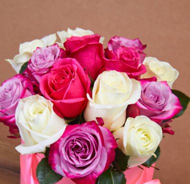 Güzel buket çiçek bej renkli arka plan üzerinde yakın çekim 