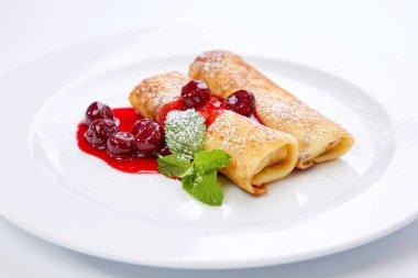 tatlı kek kiraz beyaz tabakta ile yakın çekim 