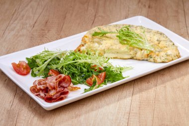 omlet beyaz tabakta salata ile yakın çekim 