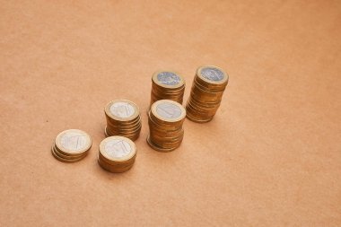 Bej renkli arka plan üzerinde Euro para destesi 