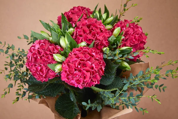 Beau Bouquet Fleurs Sur Fond Beige Gros Plan — Photo