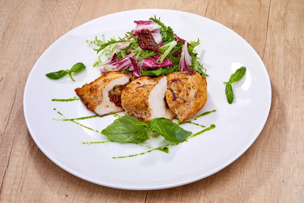 Hühnerbrust Mit Salat Auf Weißem Teller Nahaufnahme — Stockfoto