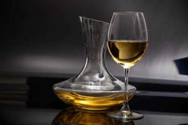 冷たい白ワイン ワイングラス デカンター 灰色の背景にクローズ アップ — ストック写真