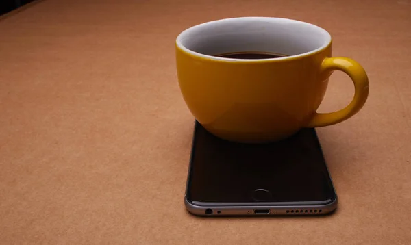 Smartphone Och Kopp Kaffe Beige Bakgrund — Stockfoto