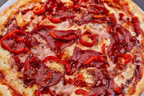 Leckere Pizza Mit Rindfleisch Auf Weißem Teller Nahaufnahme — Stockfoto