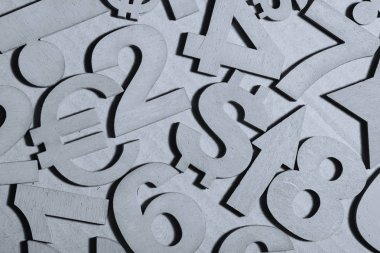 Dizi gümüş sayı ve para birimi simgelerini, yakın çekim 