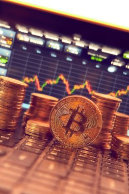 grafik arka plan üzerinde kripto para birimi için kavramsal görüntü ile klavye üzerinde altın bitcoins yığını