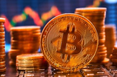 grafik arka plan üzerinde kripto para birimi için kavramsal görüntü ile klavye üzerinde altın bitcoins yığını