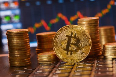 grafik arka plan üzerinde kripto para birimi için kavramsal görüntü ile klavye üzerinde altın bitcoins yığını