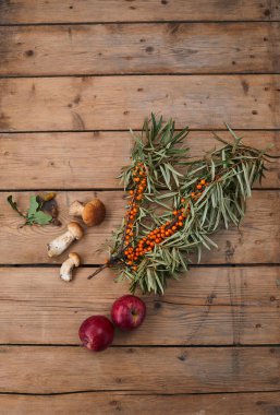 ahşap masa, sonbahar kompozisyonu yakın çekim