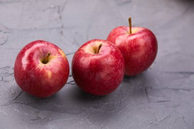 gri arka plan üzerinde kırmızı elma yakın çekim 