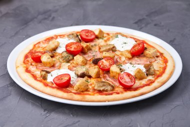 Beyaz tabakta Mantarlı Pizza yakın çekim 