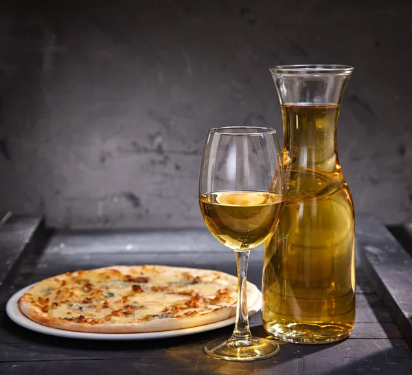 Borospohár Borosüveggel Hideg Fehér Bort Pizza Fából Készült Háttér Közelkép — Stock Fotó