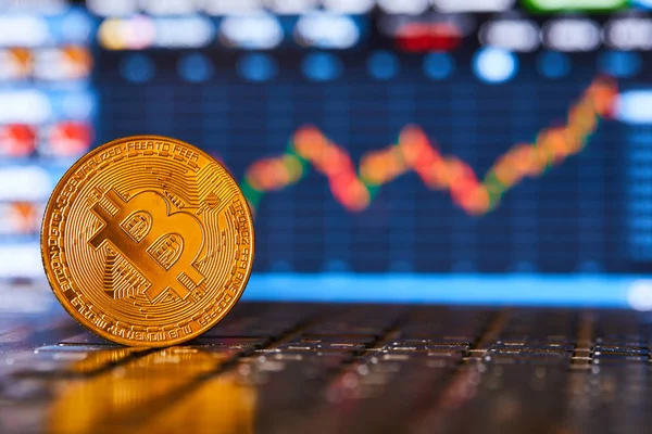 Goldener Bitcoin auf der Tastatur mit Graphik auf dem Hintergrund, konzeptionelles Bild für Kryptowährung — Stockbild Goldener Bitcoin Auf Der Tastatur Mit Graphik Auf Dem Hintergrund — Stockfoto