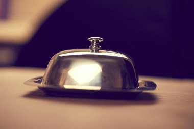 Gümüş tereyağı çanak üzerinde ahşap masa, yakın çekim