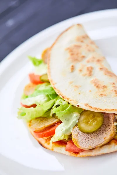 Sandwich Wrap Med Kött Och Grönsaker Vit Platta Närbild — Stockfoto