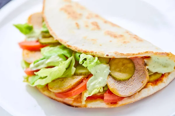 Sandwich Wrap Mit Fleisch Und Gemüse Auf Weißem Teller Nahaufnahme — Stockfoto