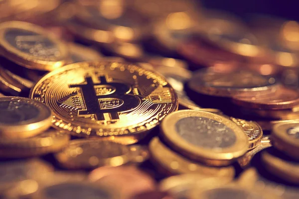 Стеки Золотий bitcoins — стокове фото