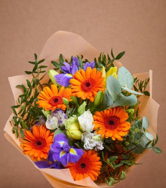 Güzel buket çiçek bej renkli arka plan üzerinde yakın çekim 