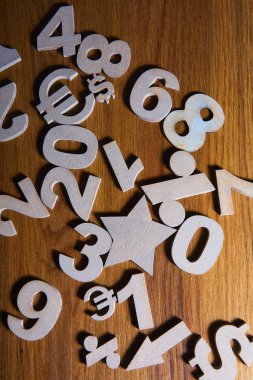 Sayı ve para birimi simgelerini ahşap arka plan üzerinde kümesi yakın çekim 