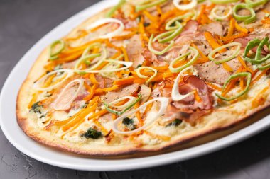 Beyaz plaka üzerinde lezzetli İtalyan Pizza, yakın çekim 